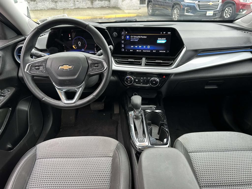 Used 2024 Chevrolet Trax LT w/ Sunroof Package FWD image 11