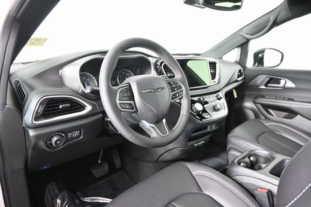 New 2026 Chrysler Pacifica Select image 24