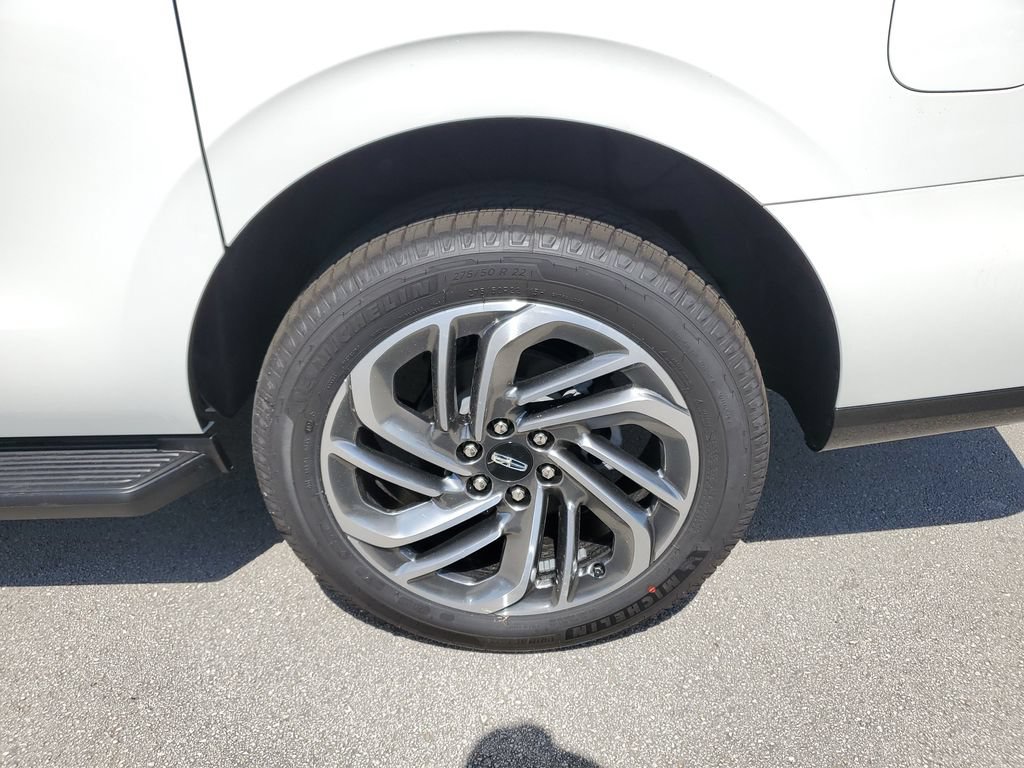 New 2026 Lincoln Navigator L Premier AWD/4WD image 9