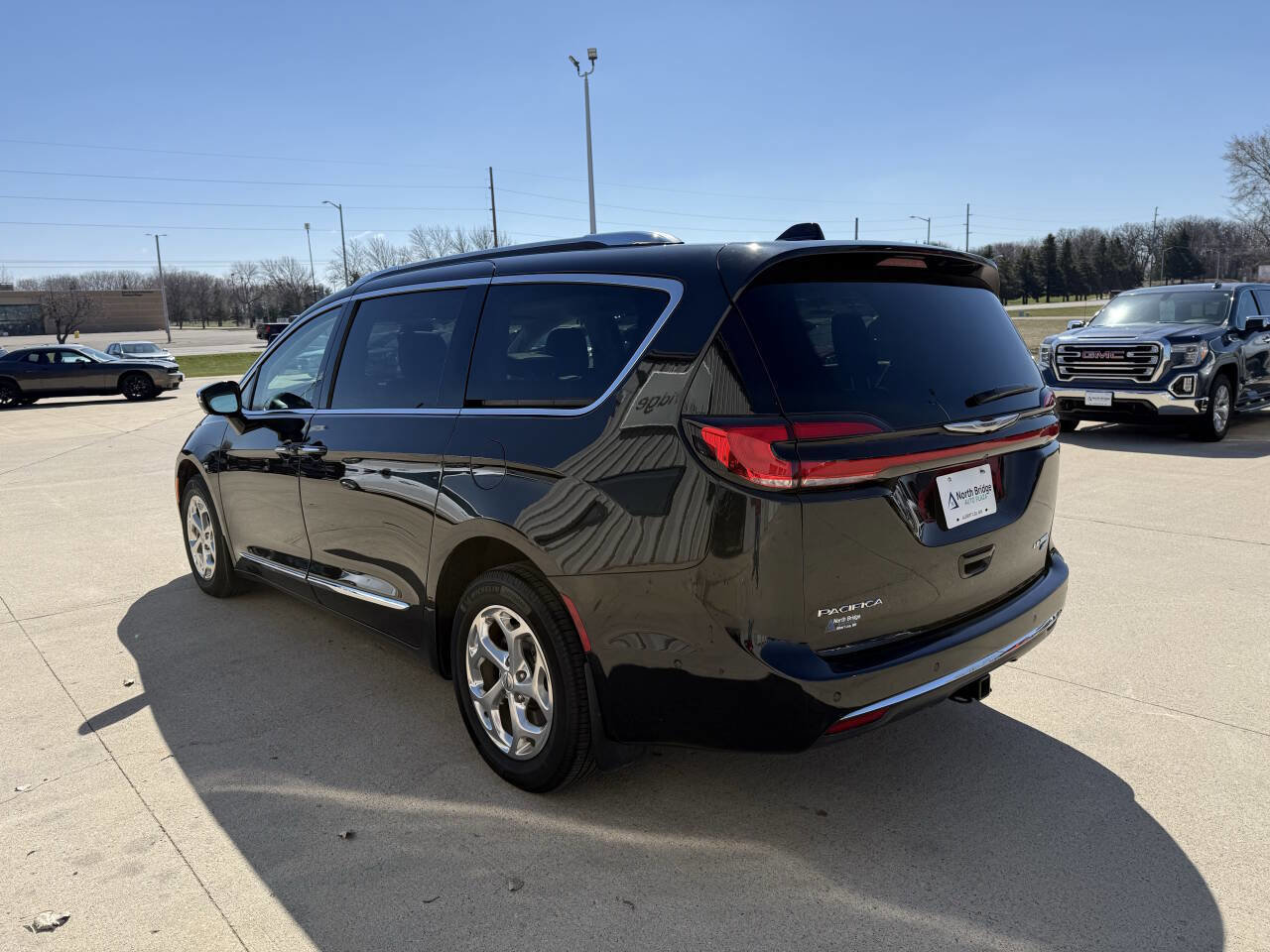 Used 2021 Chrysler Pacifica Limited w/ Premium & Safety Sphere Group AWD/4WD image 3