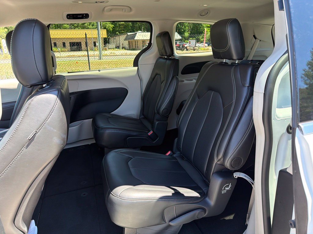 Used 2024 Chrysler Pacifica Touring-L FWD image 23