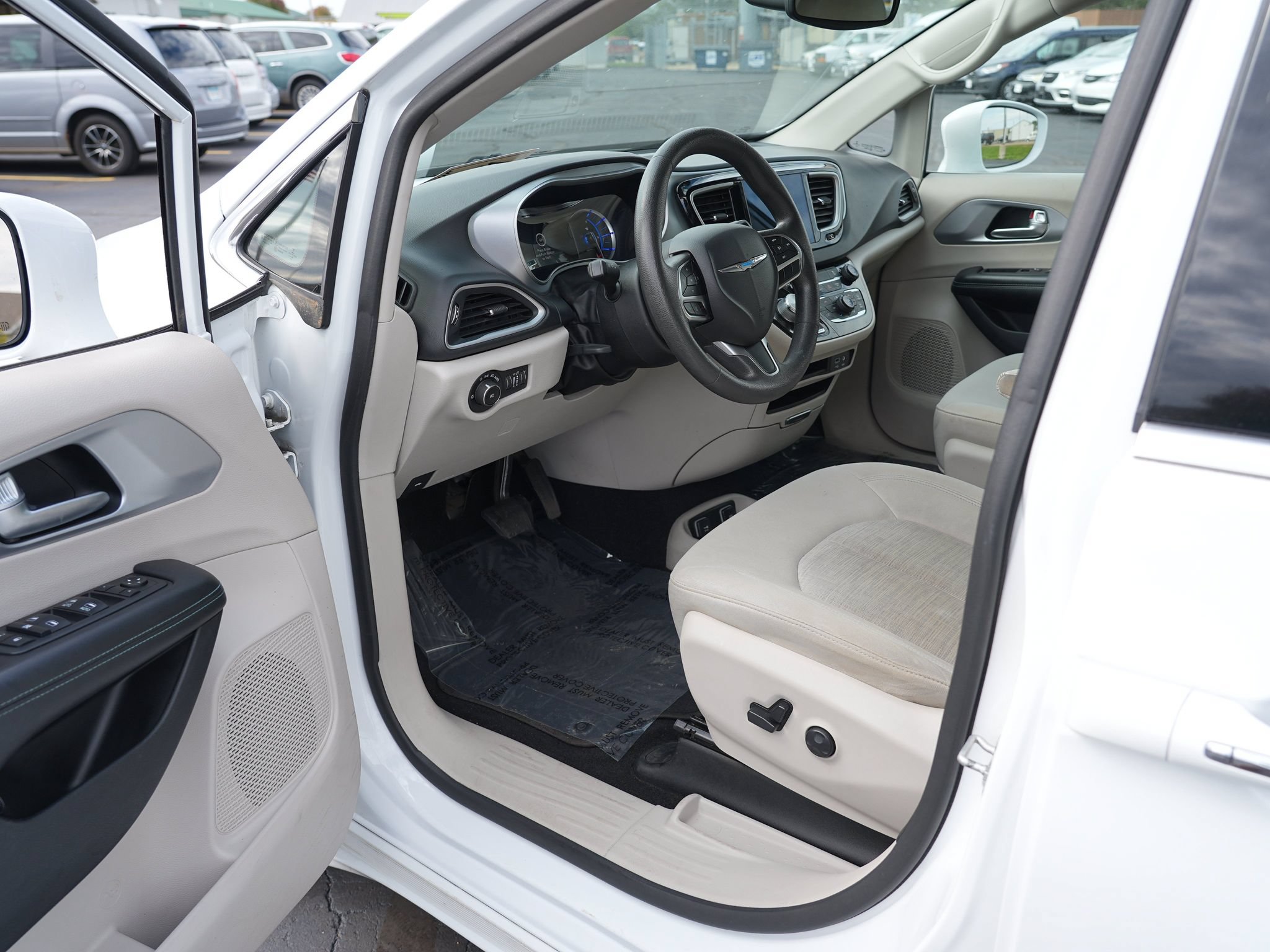 Used 2018 Chrysler Pacifica Touring Plus FWD image 14