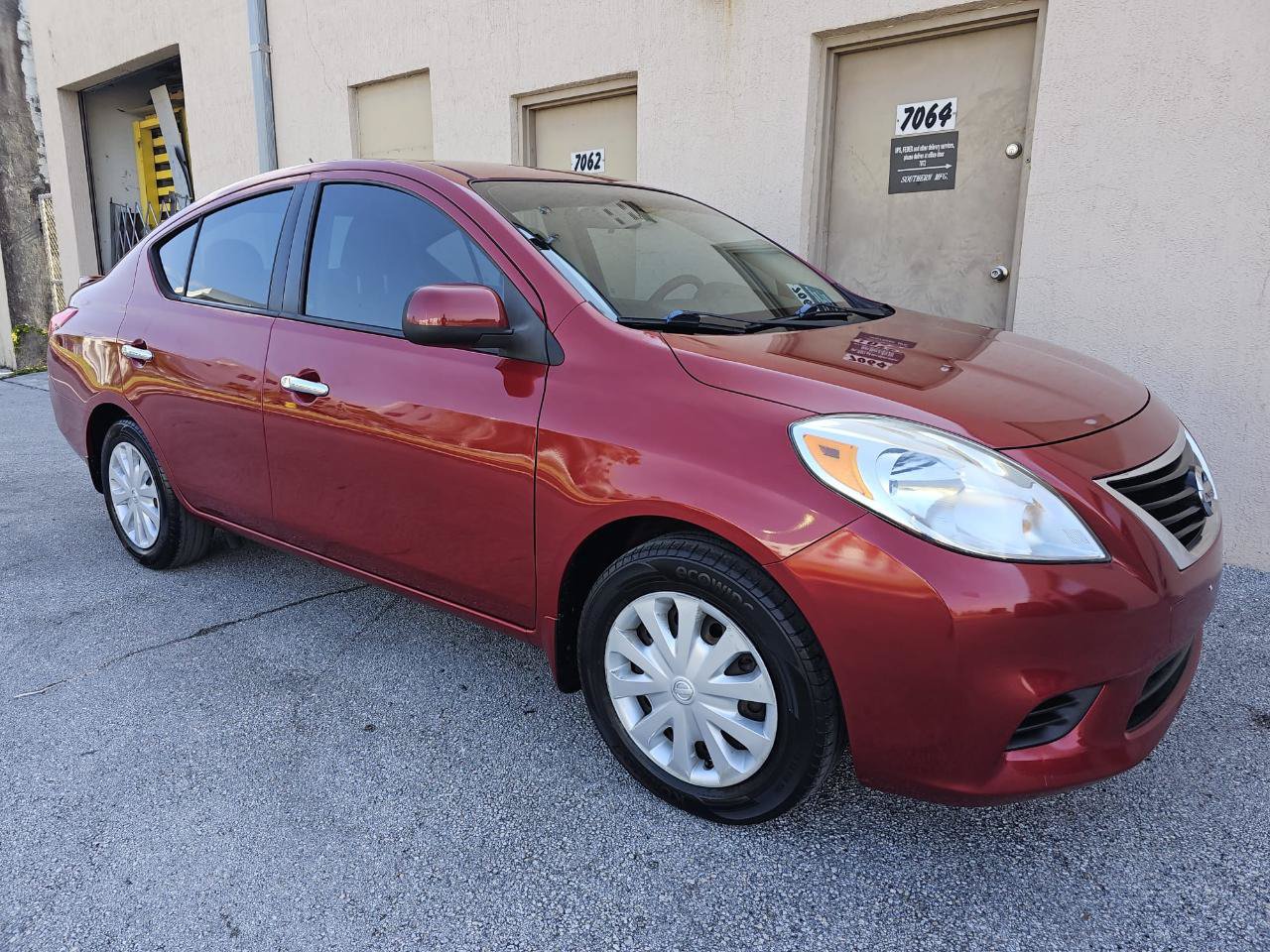 Used 2013 Nissan Versa SV FWD image 5