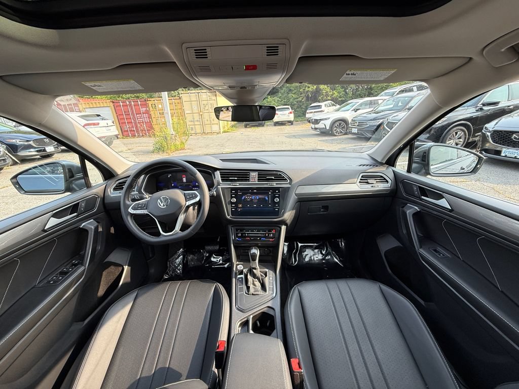 Used 2023 Volkswagen Tiguan SE w/ Panoramic Sunroof Package FWD image 22