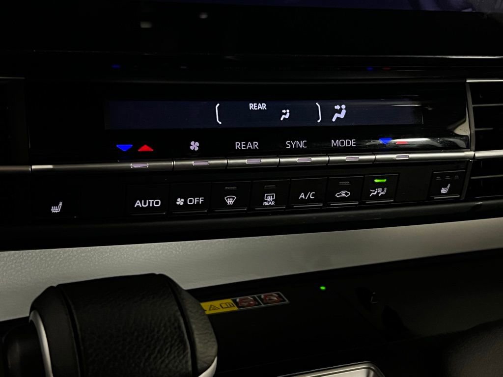 Used 2025 Toyota Sienna XLE image 19