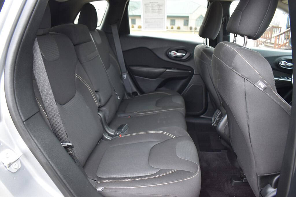 Used 2017 Jeep Cherokee Latitude w/ Comfort & Convenience Group AWD/4WD image 22