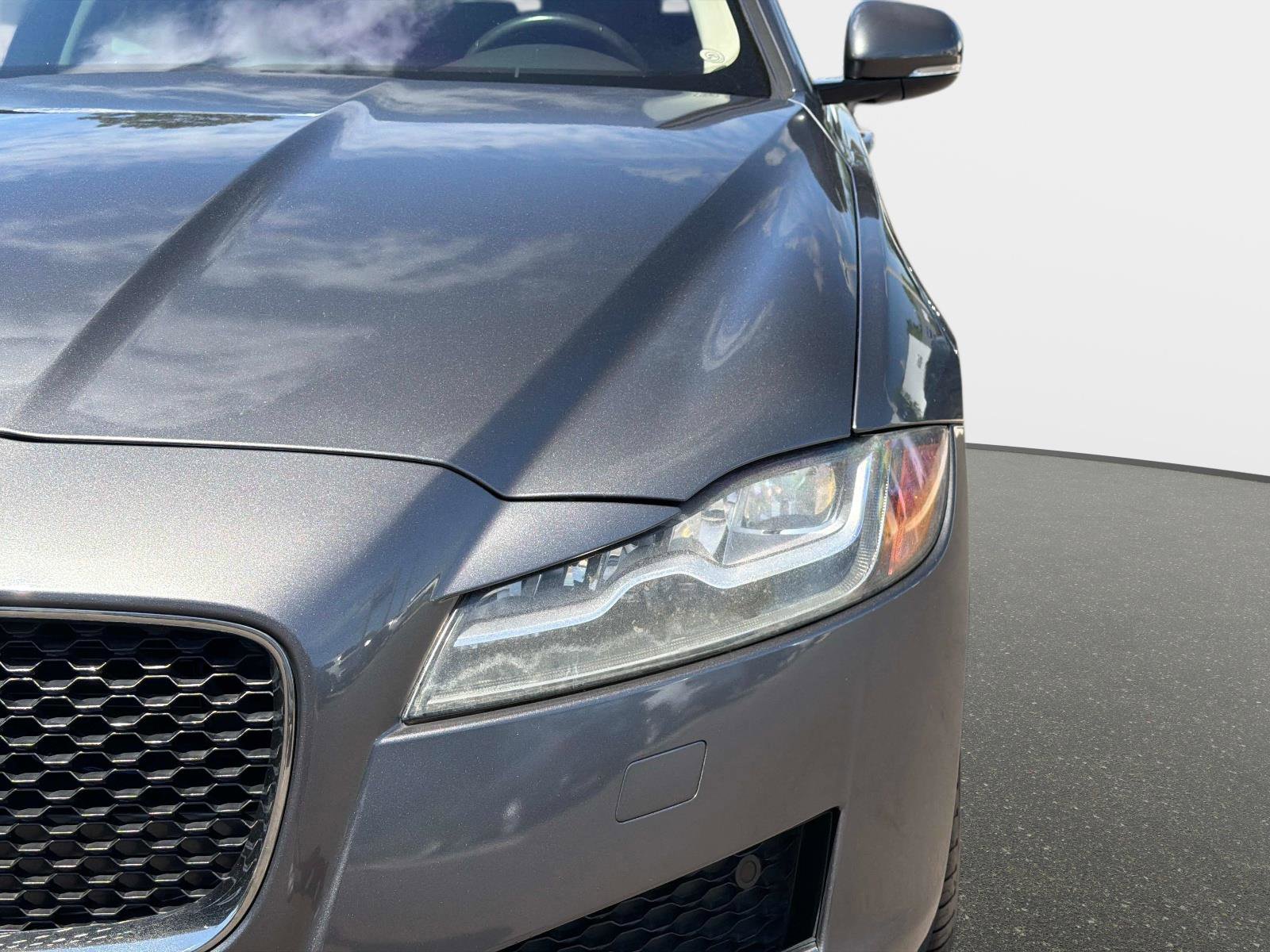 Used 2018 Jaguar XF Premium RWD image 10