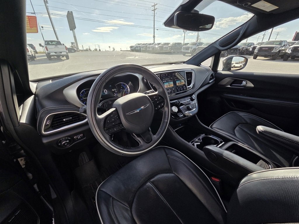 Used 2021 Chrysler Pacifica Limited w/ Uconnect Theater Family Group image 10