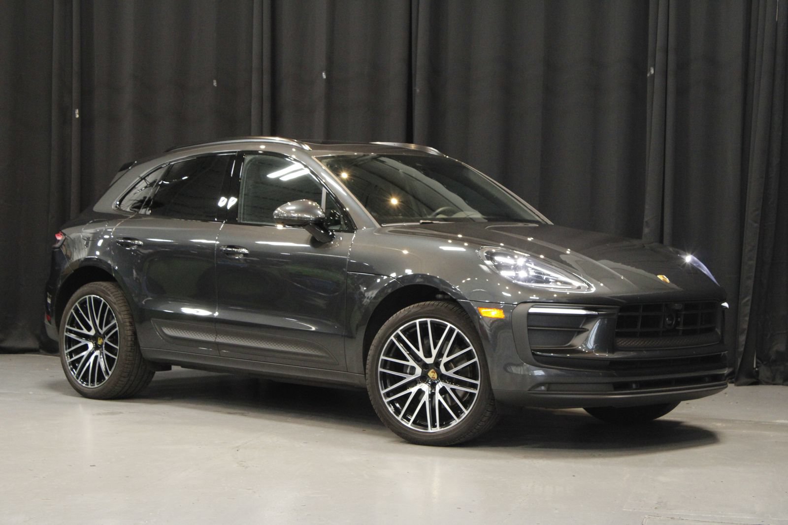 Certified 2026 Porsche Macan AWD/4WD image 9