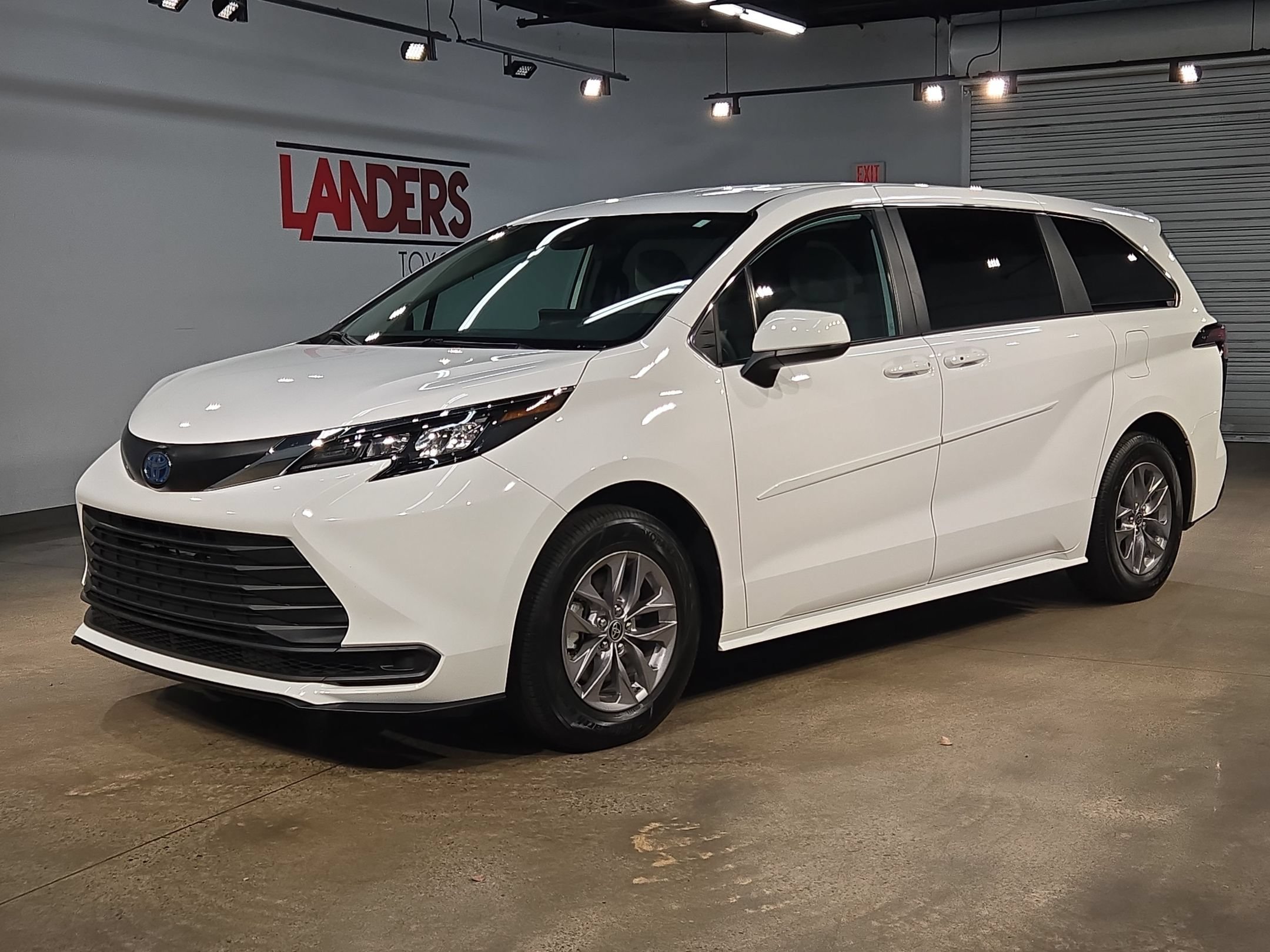 Used 2025 Toyota Sienna LE AWD/4WD image 3