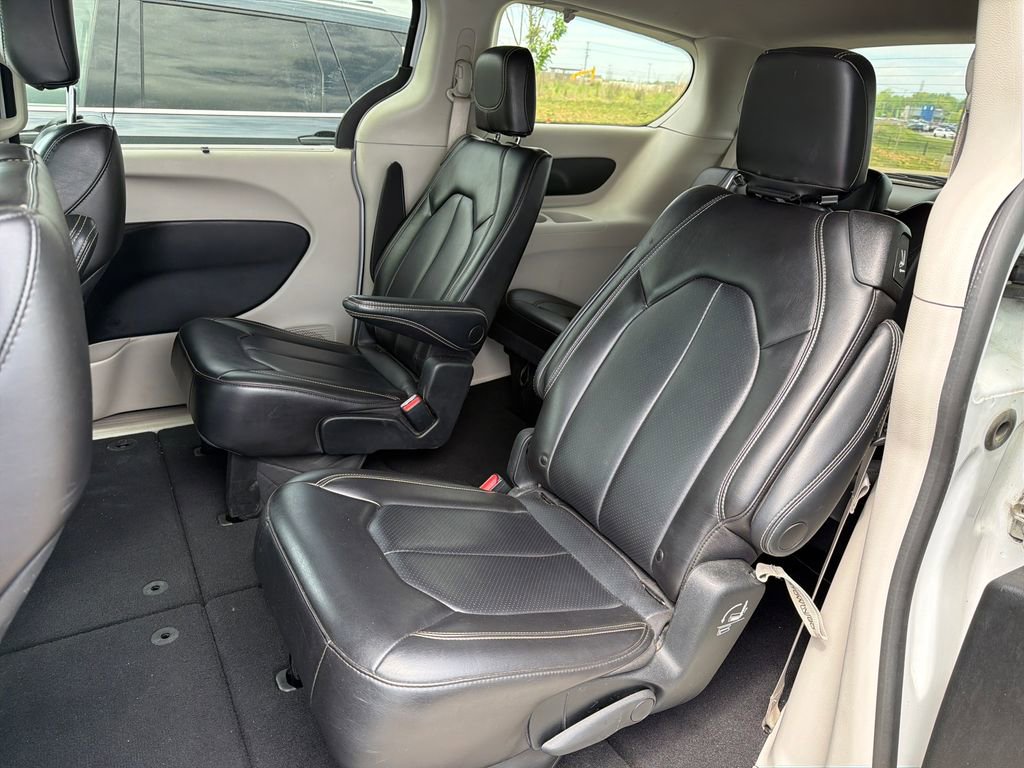 Used 2023 Chrysler Pacifica Touring-L image 12