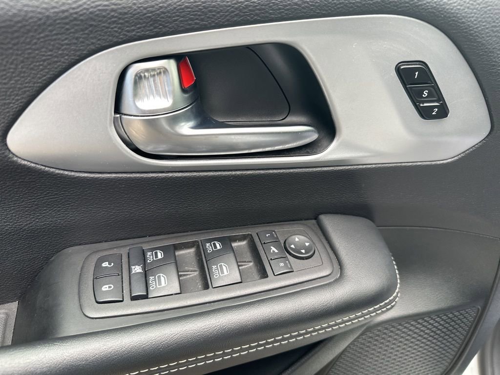 Used 2025 Chrysler Pacifica Limited image 17