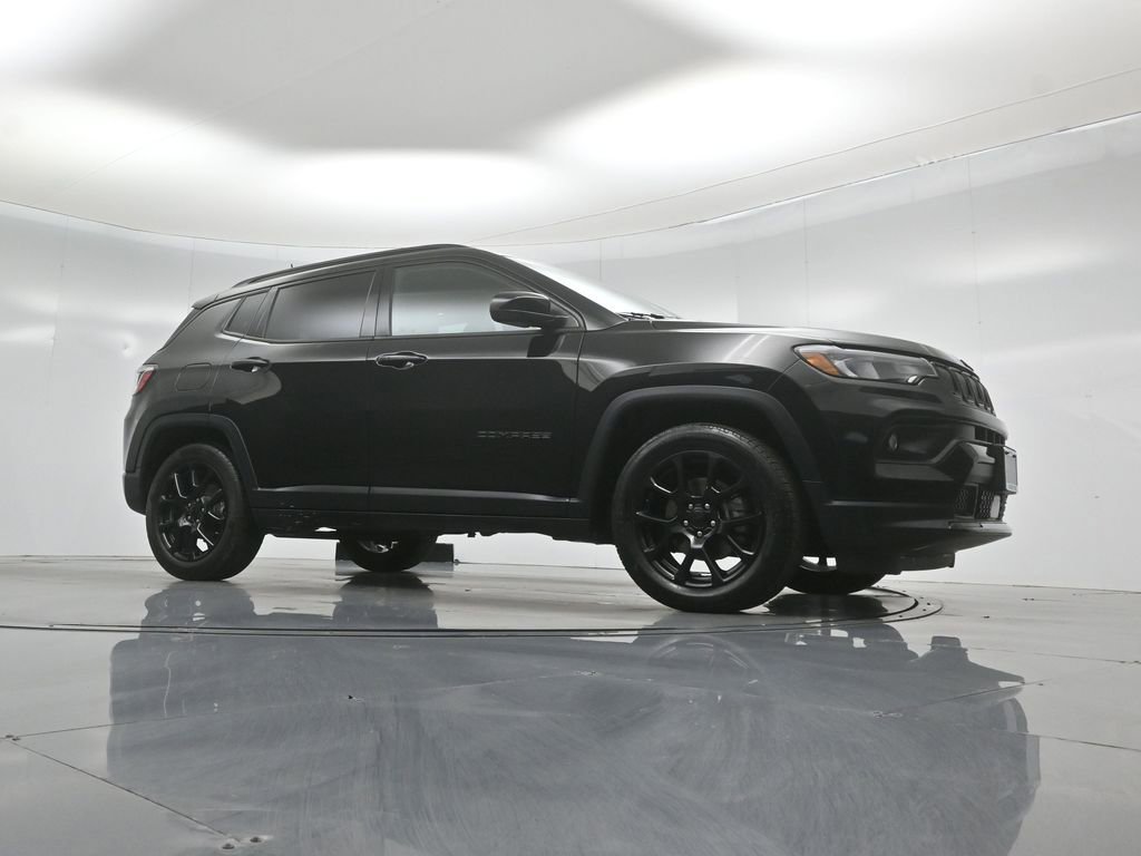 Used 2022 Jeep Compass Latitude FWD image 3