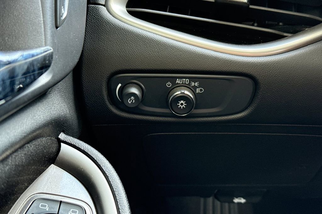 Used 2025 Chevrolet Malibu RS FWD image 37