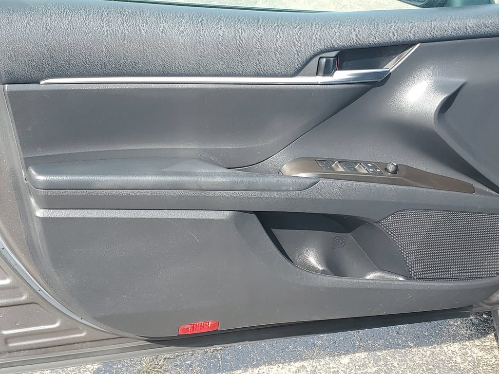Used 2021 Toyota Camry SE w/ Cold Weather Package FWD image 5