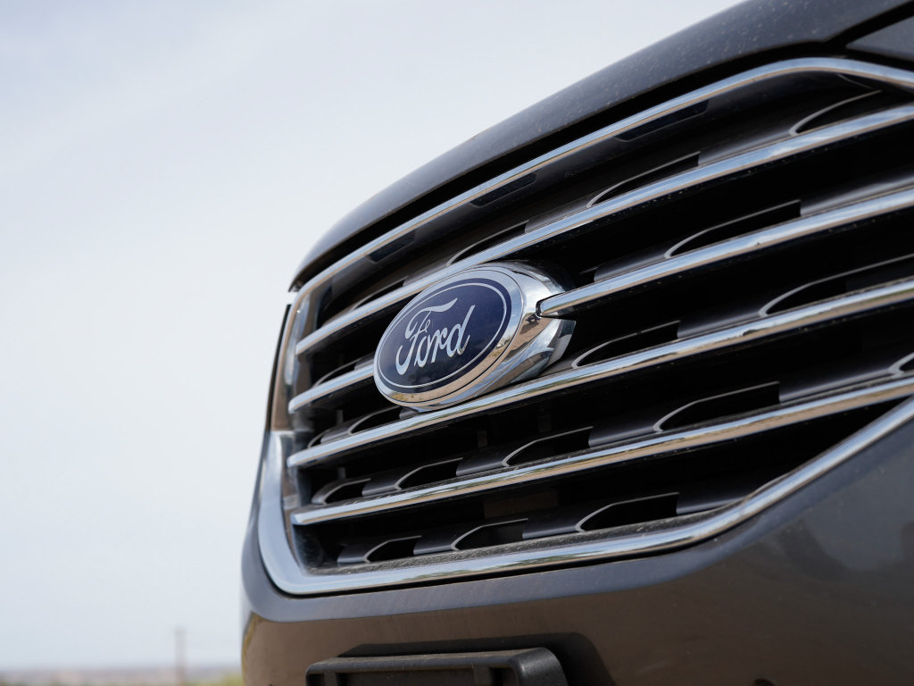 Used 2021 Ford Edge Titanium FWD image 2