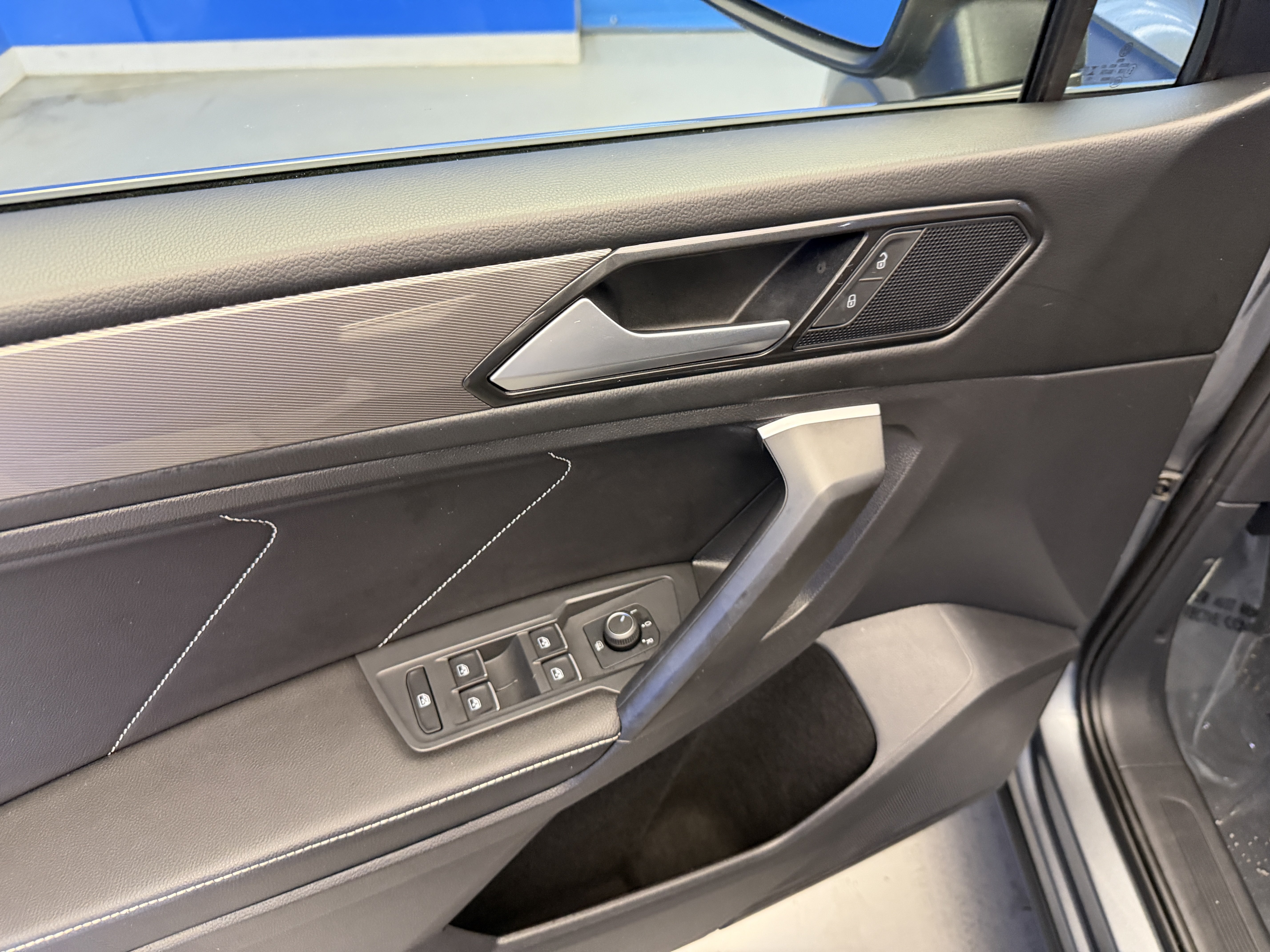 Used 2023 Volkswagen Tiguan SE w/ Panoramic Sunroof Package FWD image 10