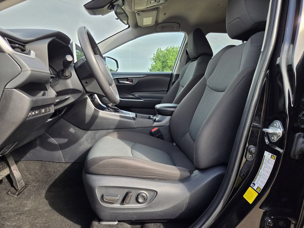 Used 2025 Toyota RAV4 XLE w/ Weather Package FWD image 27