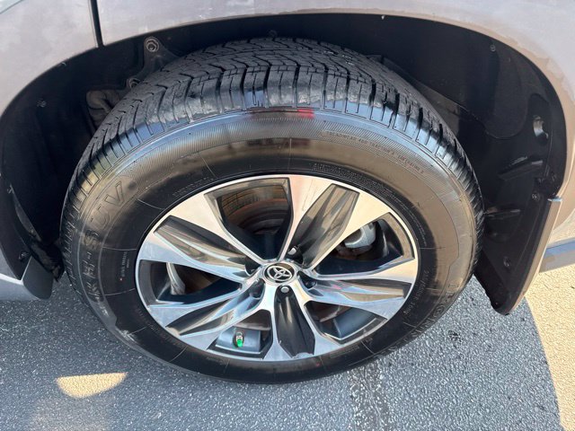 Used 2020 Toyota Highlander XLE AWD/4WD image 11