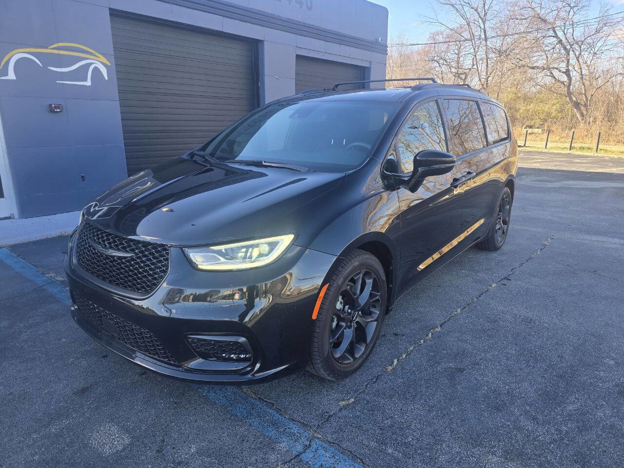 Used 2023 Chrysler Pacifica Limited w/ S Appearance Package image 4