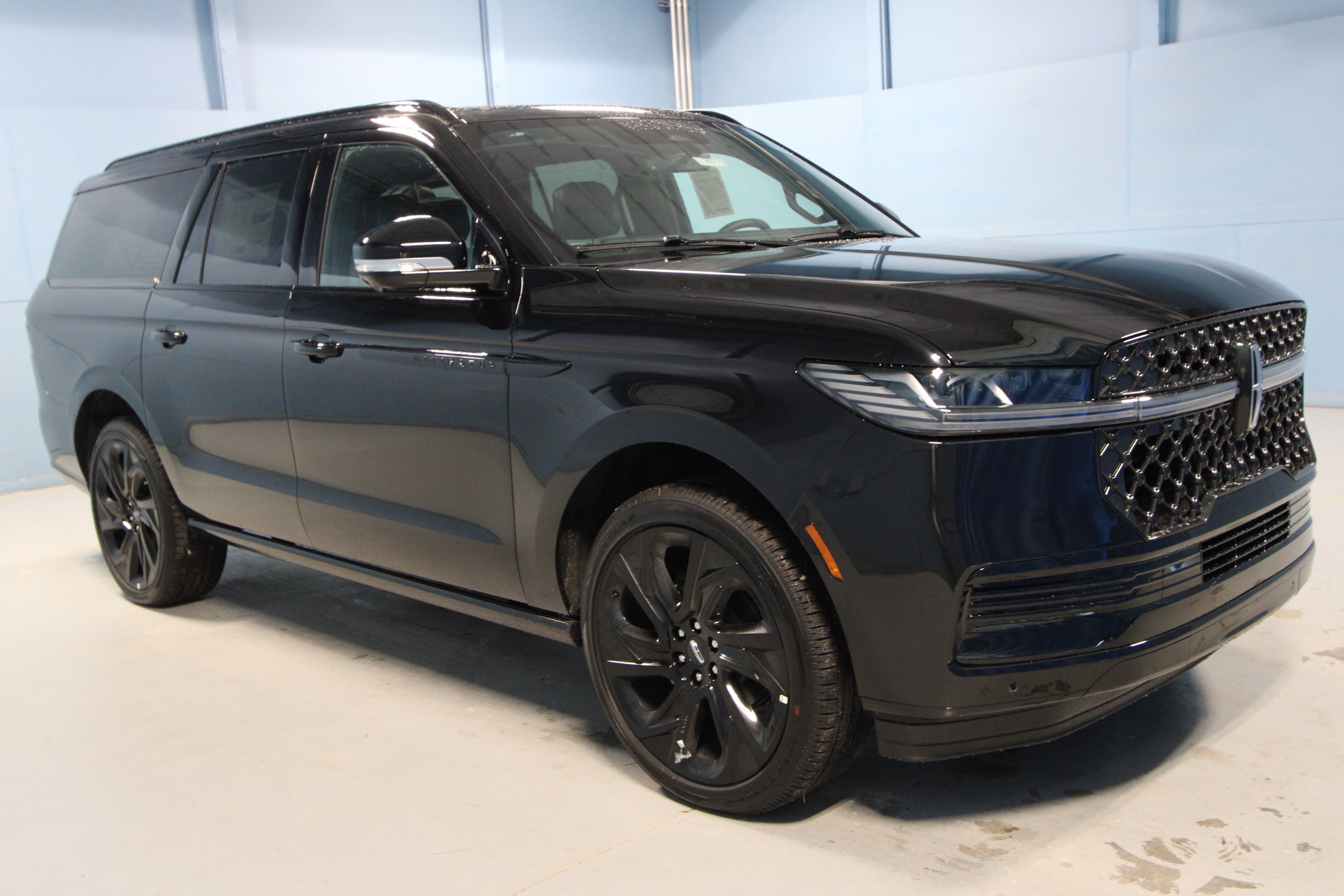 New 2027 Lincoln Navigator L Reserve w/ Jet Appearance Package AWD/4WD image 1