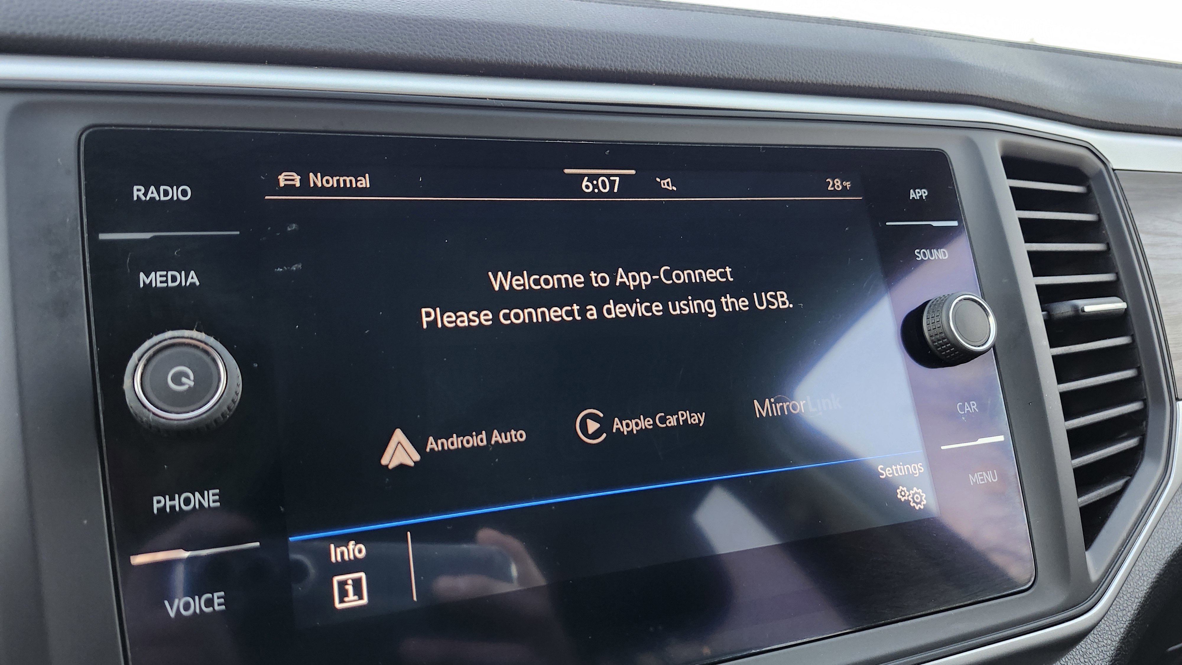 Used 2021 Volkswagen Atlas SE w/ Panoramic Sunroof Package image 6