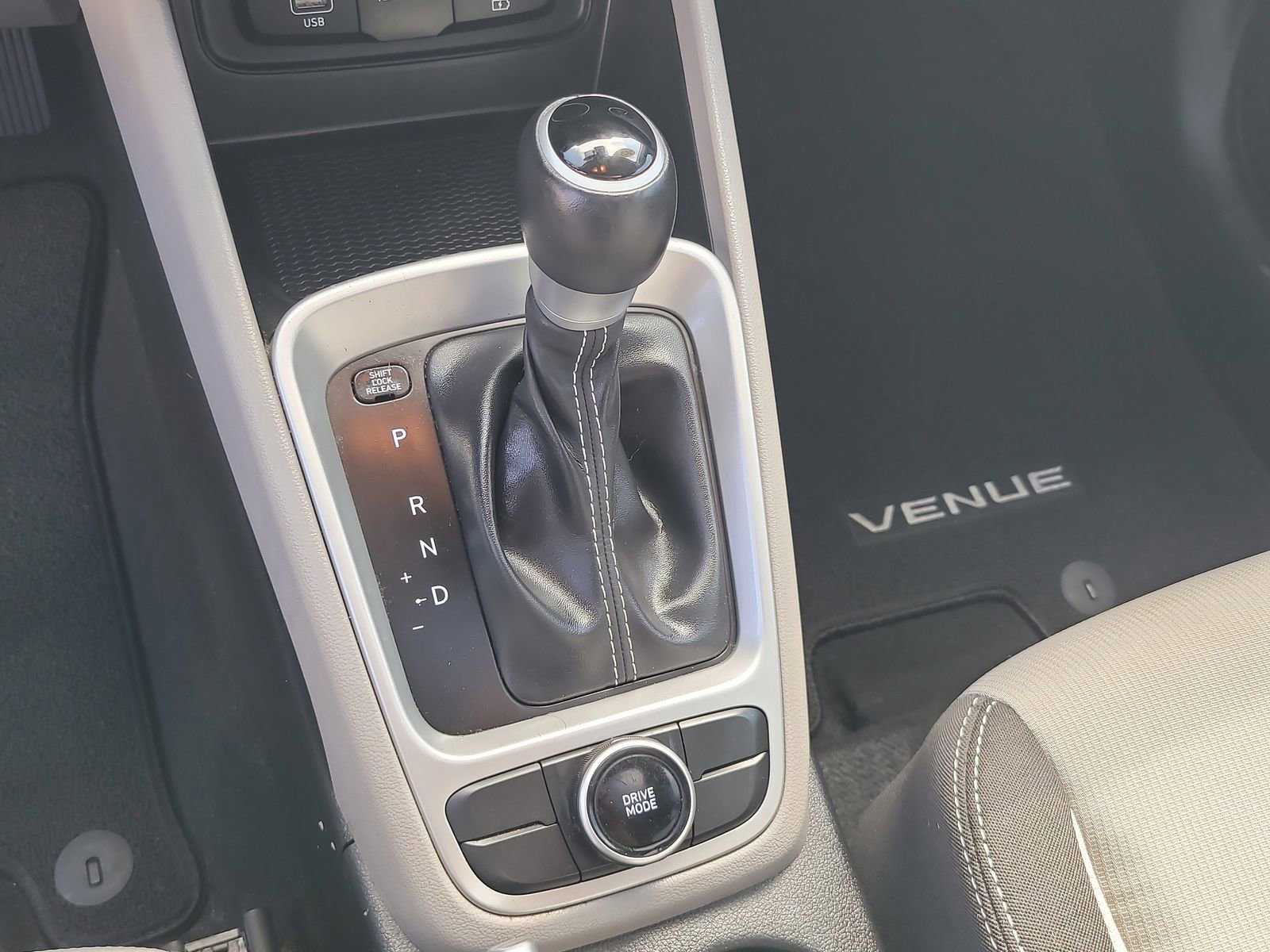 Used 2024 Hyundai Venue SEL FWD image 24