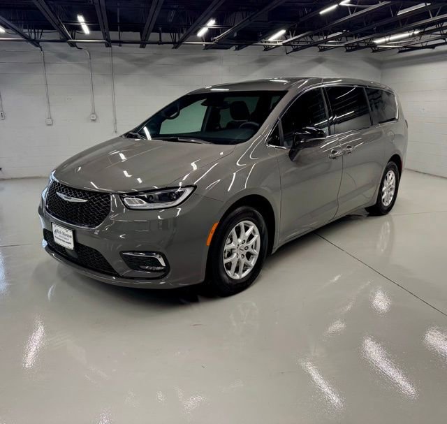 Used 2025 Chrysler Pacifica Select image 2