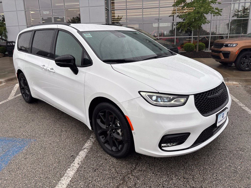 Used 2024 Chrysler Pacifica Touring-L w/ S Appearance Package FWD image 2