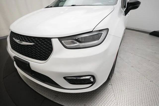 Certified 2024 Chrysler Pacifica Touring-L image 22