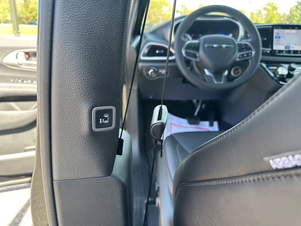 New 2026 Chrysler Pacifica Select image 16