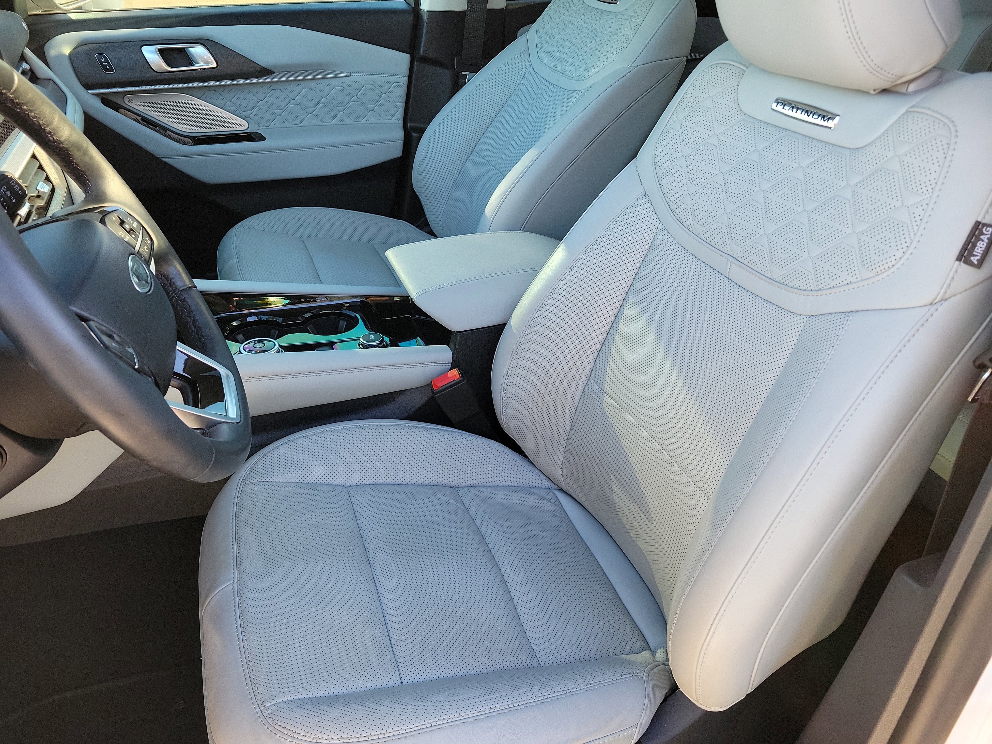 Used 2025 Ford Explorer Platinum w/ Ultimate Package image 4