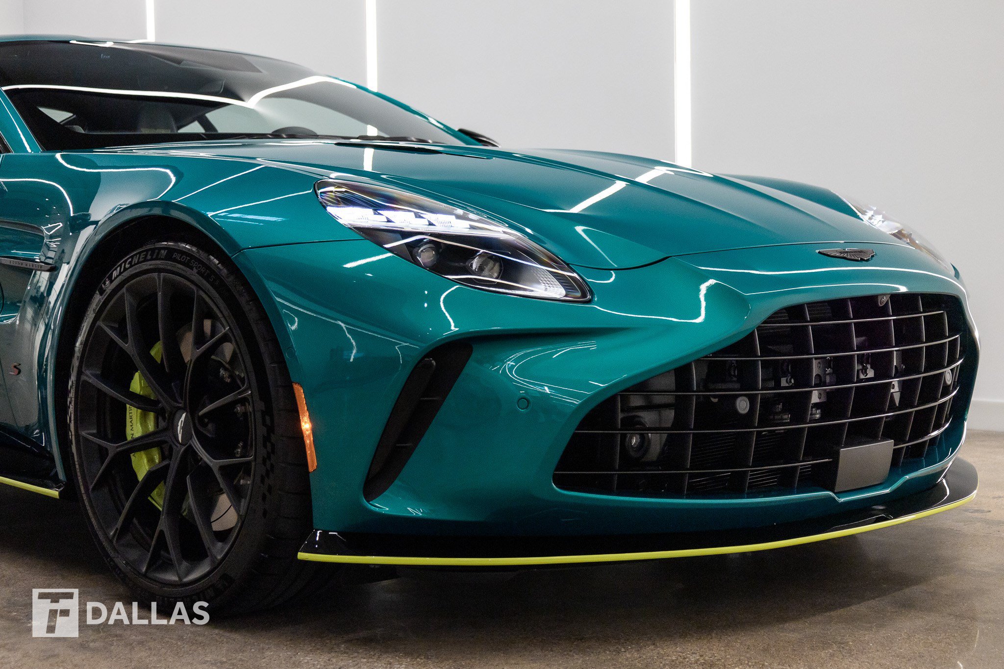 Used 2026 Aston Martin V8 Vantage S RWD image 19