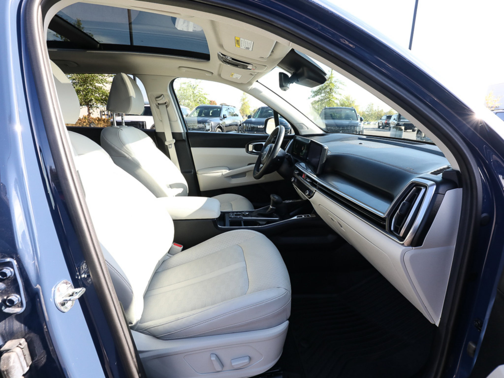 Certified 2025 Kia Sorento EX w/ Panoramic Sunroof Package AWD/4WD image 22