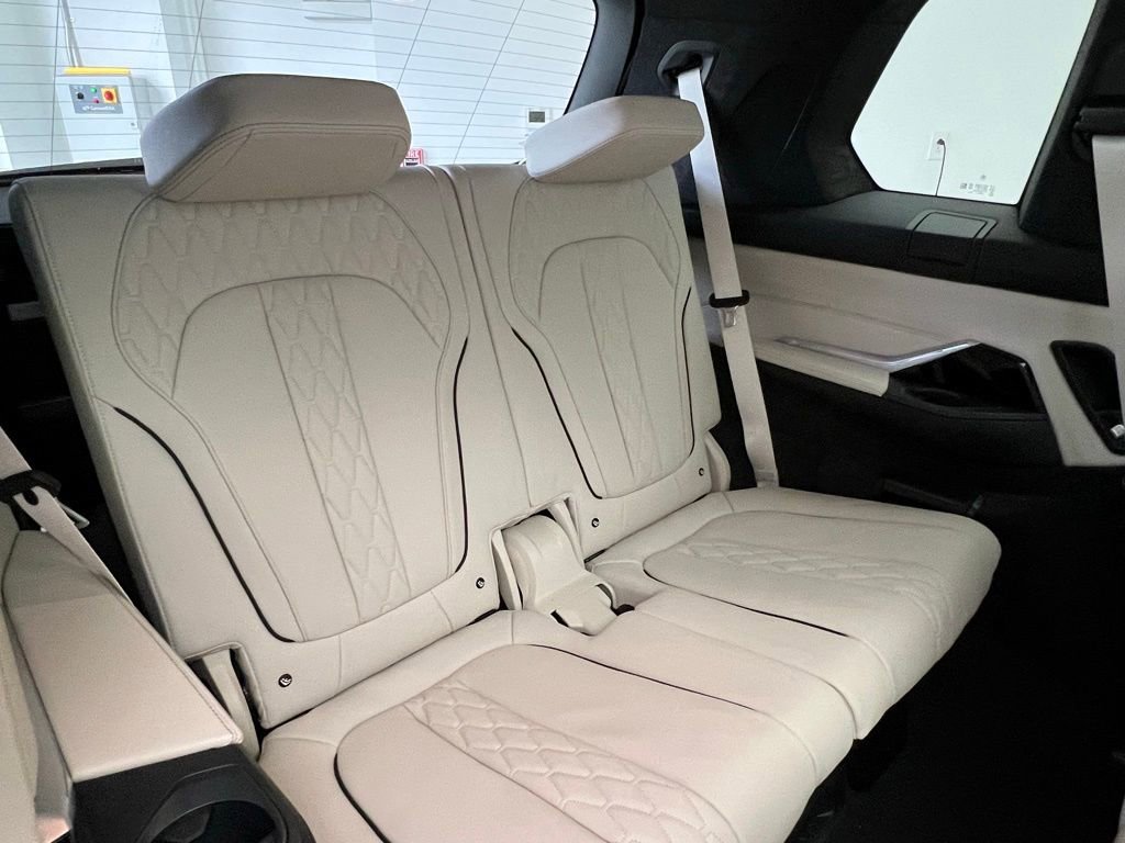 New 2026 BMW X7 M60i image 9