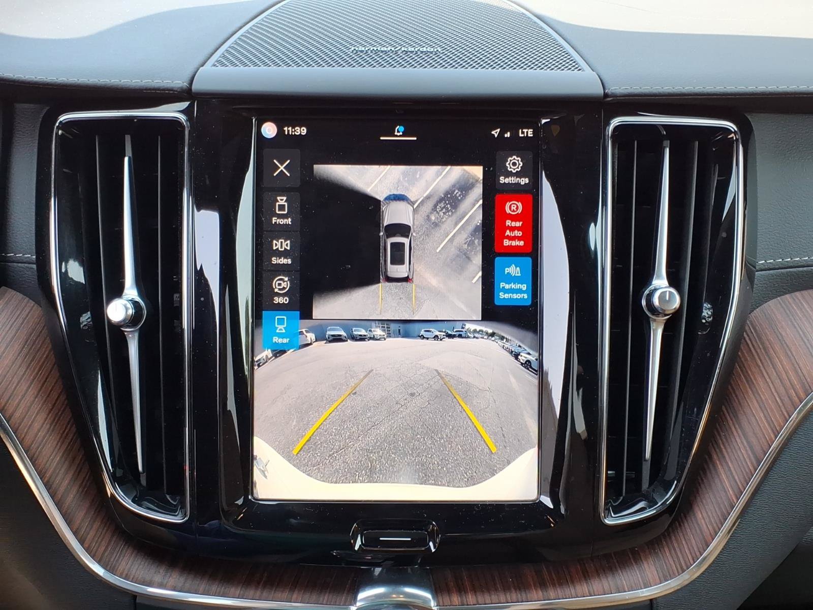 Used 2025 Volvo XC60 B5 Ultra AWD/4WD image 10