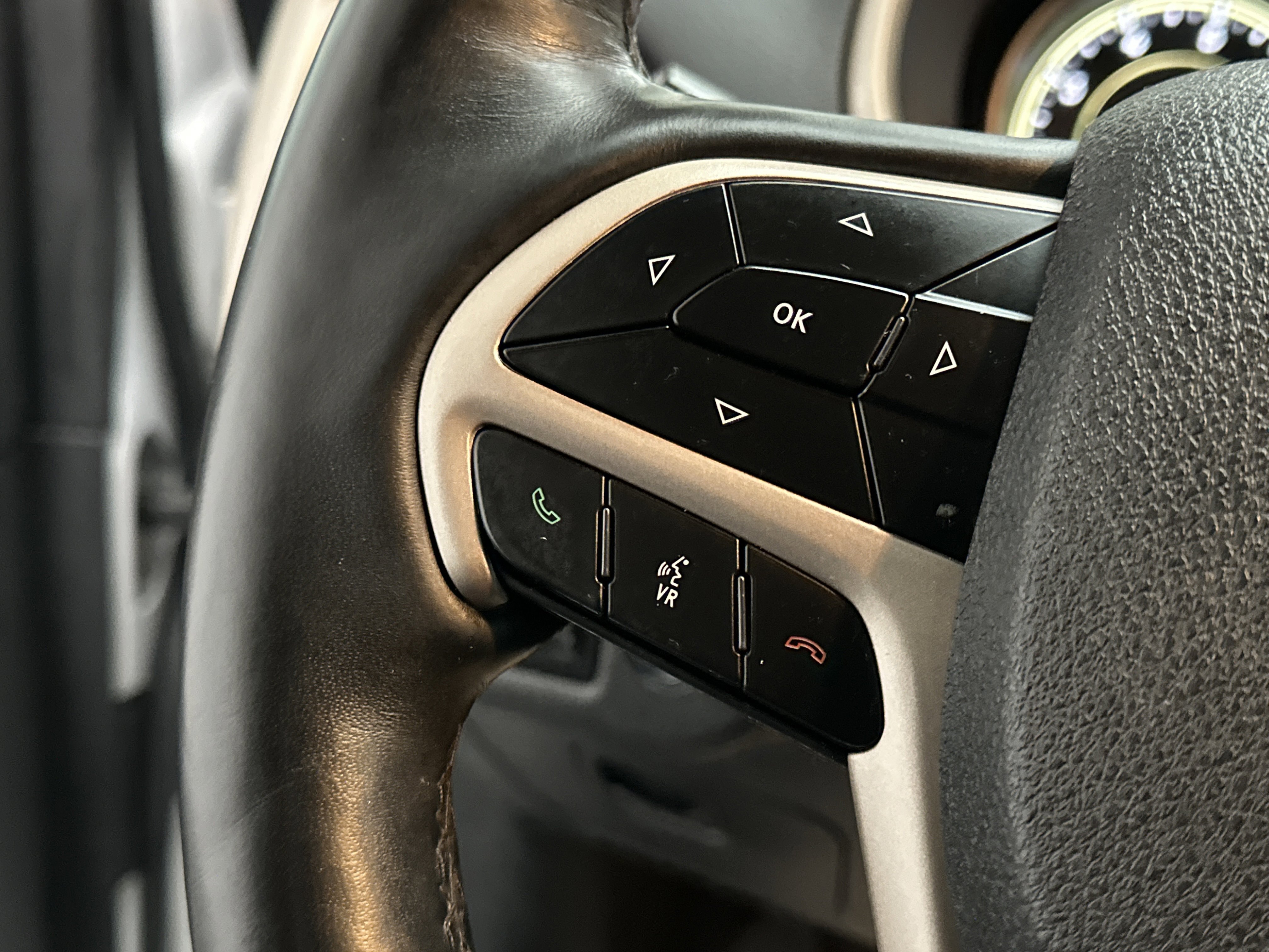 Used 2018 Jeep Cherokee Limited image 24
