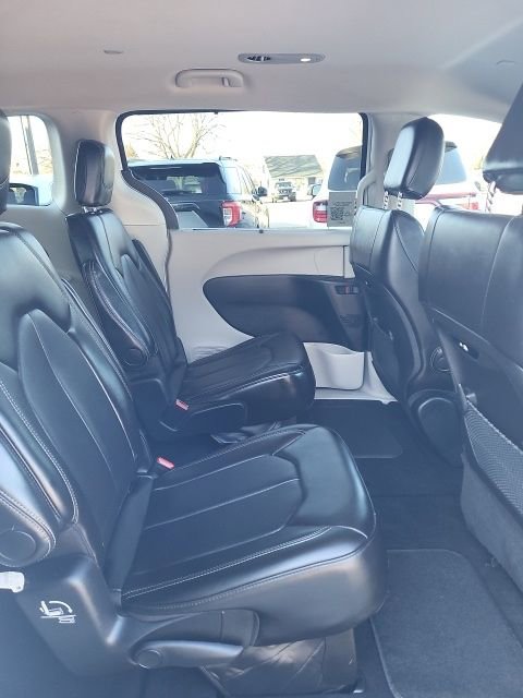 Used 2024 Chrysler Pacifica Touring-L image 17
