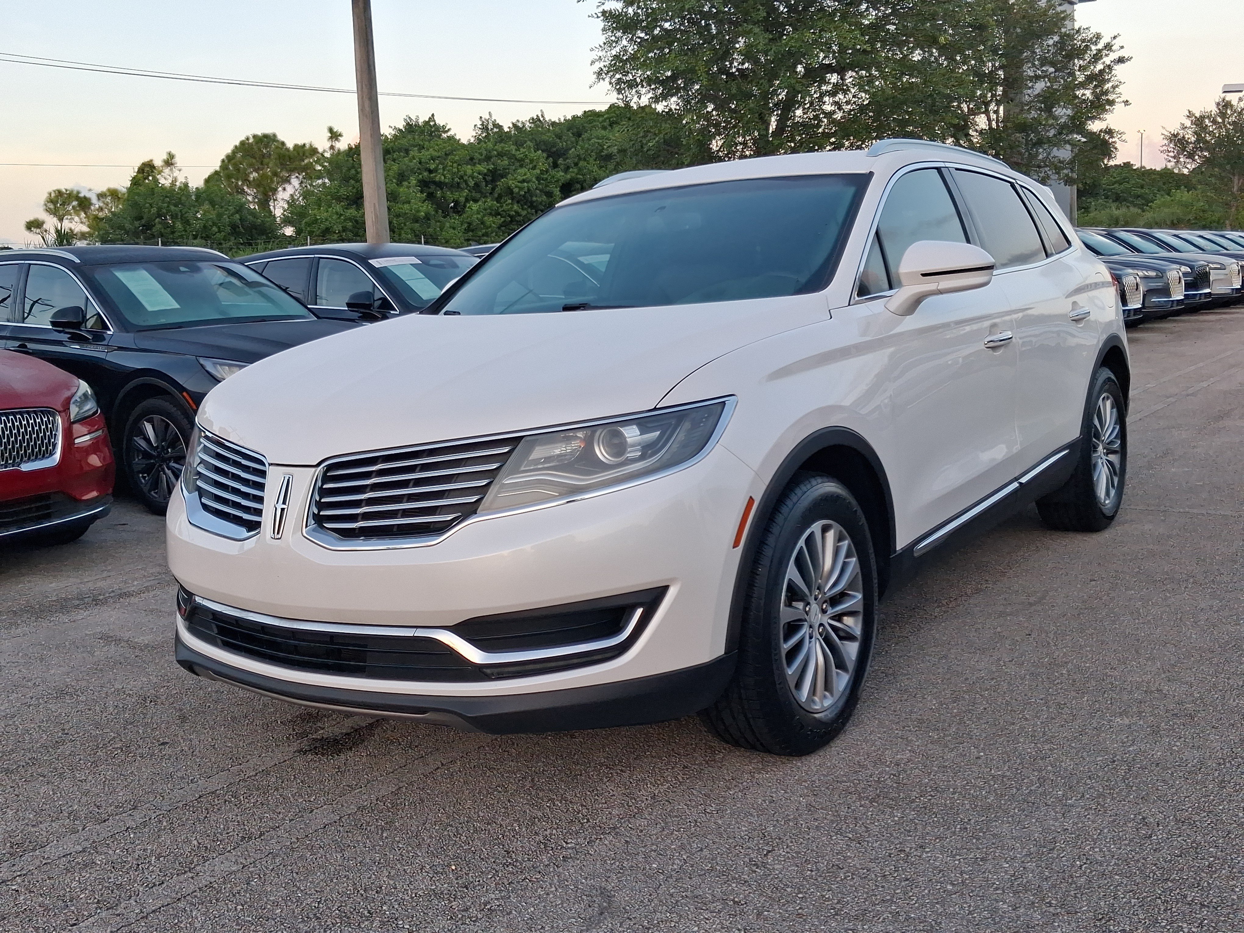 Used 2016 Lincoln MKX Select w/ Select Plus Package FWD image 2