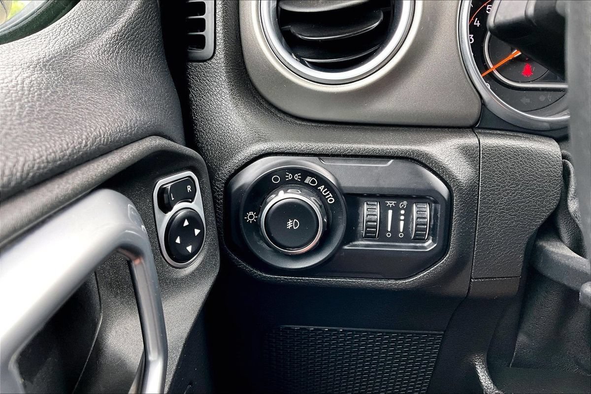 Used 2018 Jeep Wrangler Unlimited Sahara AWD/4WD image 28