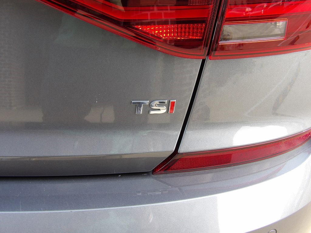 Used 2017 Volkswagen Passat 1.8T SEL Premium image 33