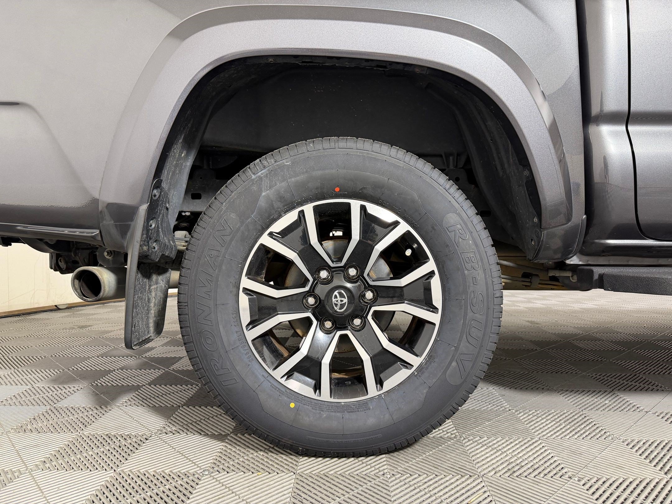 Used 2022 Toyota Tacoma TRD Sport w/ Technology Package AWD/4WD image 18
