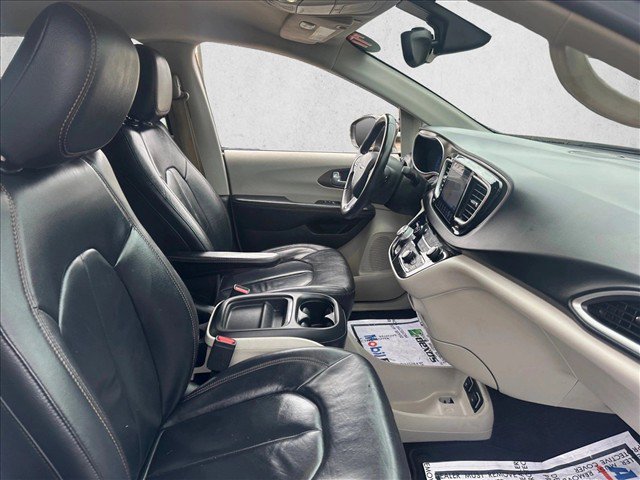 Used 2017 Chrysler Pacifica Touring-L FWD image 25