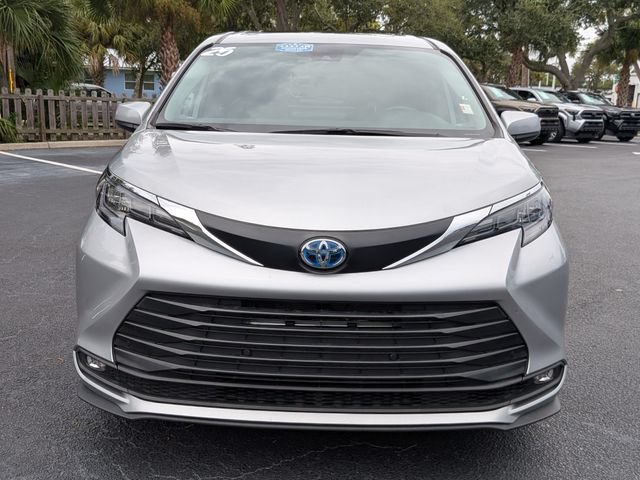 Used 2025 Toyota Sienna XLE FWD image 8