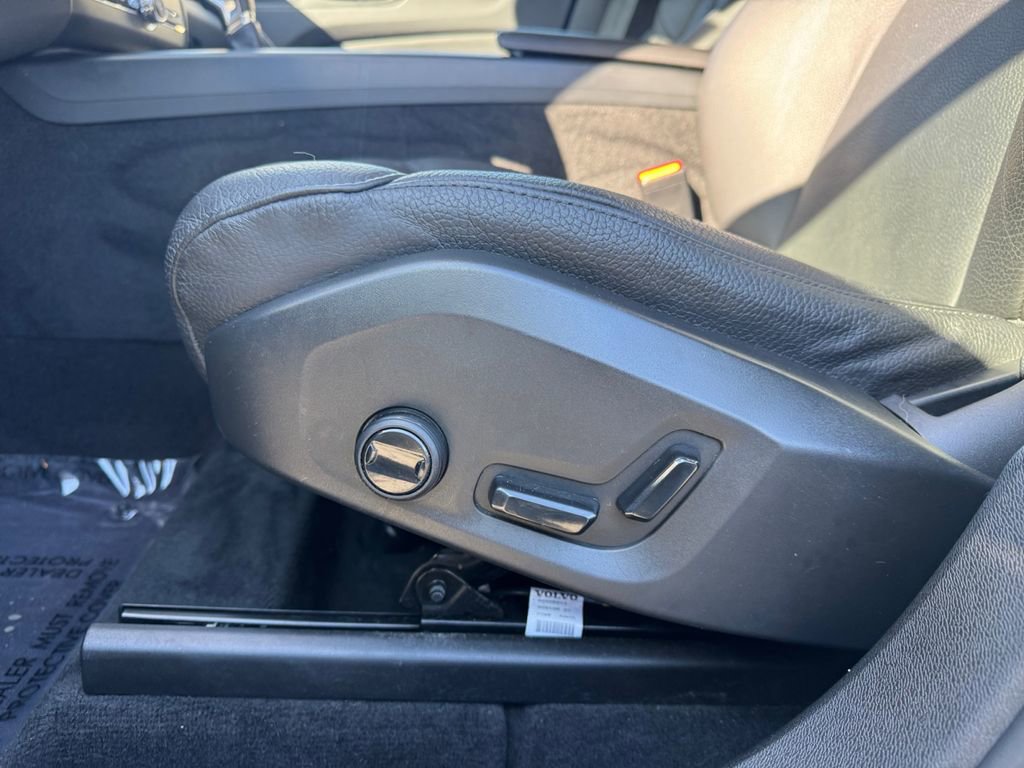 Used 2021 Volvo XC60 T5 Momentum image 25
