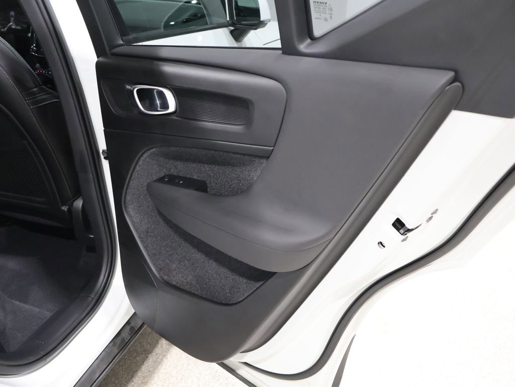 Used 2023 Volvo XC40 B5 Core image 22