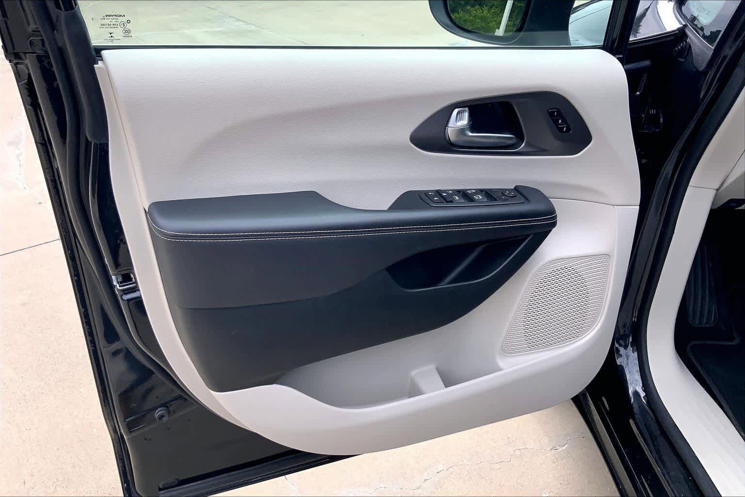 Used 2023 Chrysler Pacifica Touring-L FWD image 22