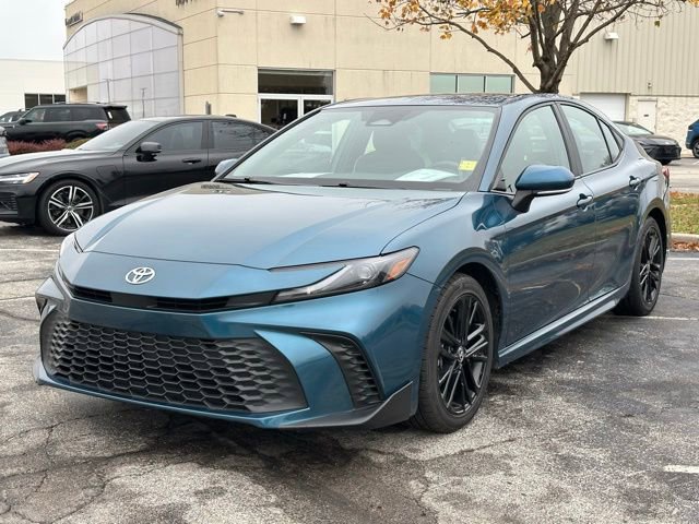 Used 2025 Toyota Camry SE image 3