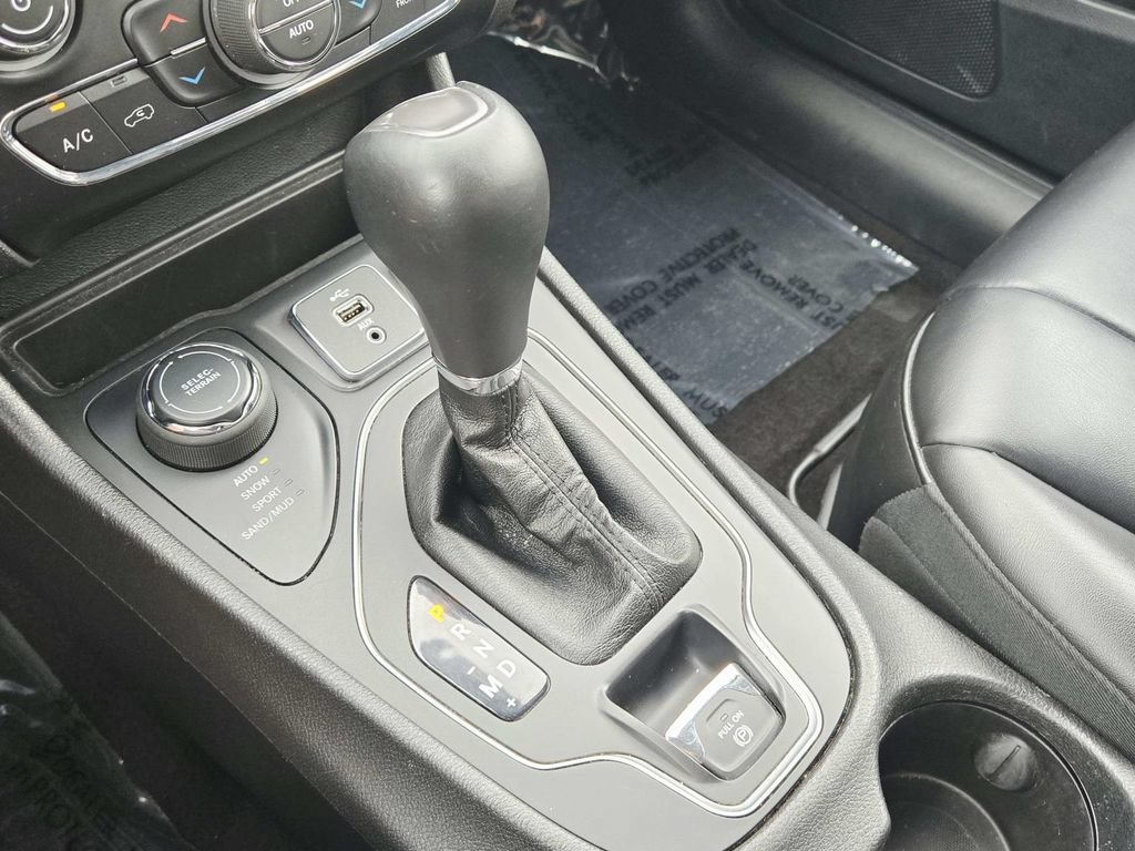 Used 2019 Jeep Cherokee Latitude Plus w/ Comfort/Convenience Group AWD/4WD image 29