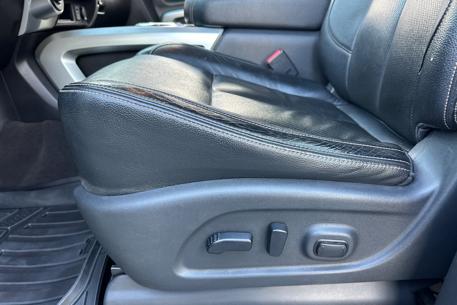 Used 2018 Nissan Titan SL AWD/4WD image 14
